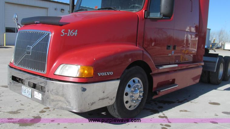 image for item G2184 2003 Volvo VNL semi truck