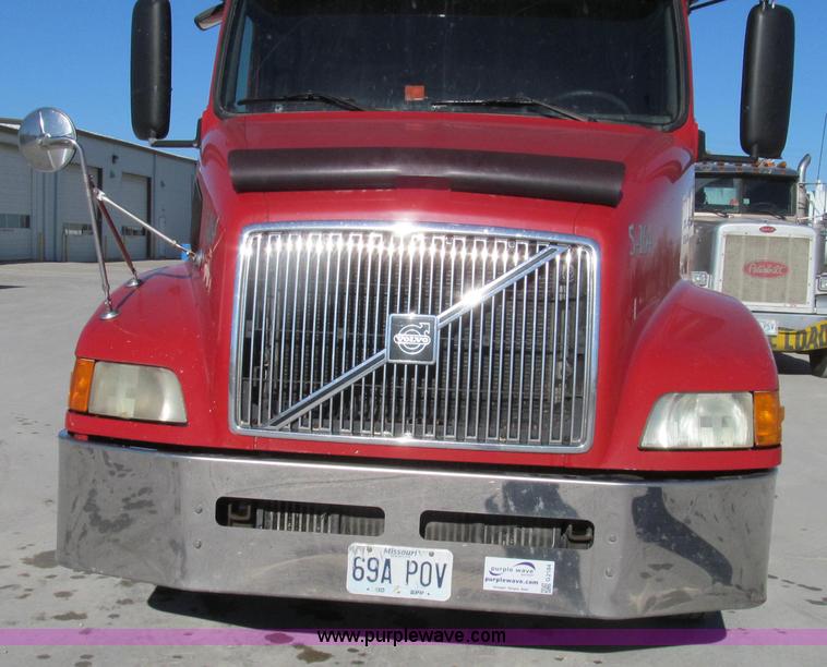 image for item G2184 2003 Volvo VNL semi truck