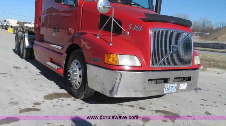 image for item G2184 2003 Volvo VNL semi truck