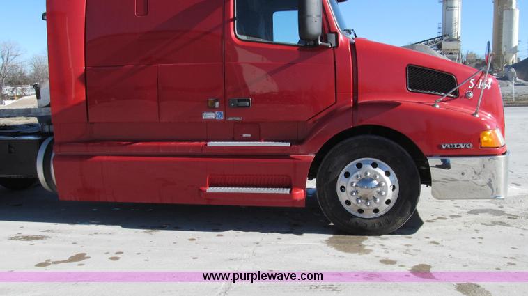 image for item G2184 2003 Volvo VNL semi truck