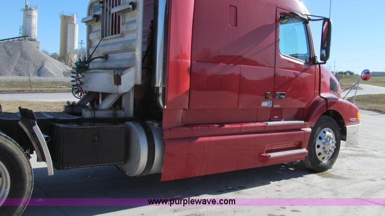 image for item G2184 2003 Volvo VNL semi truck