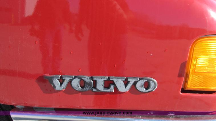 image for item G2184 2003 Volvo VNL semi truck