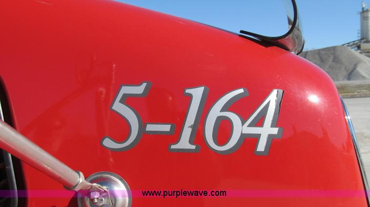 image for item G2184 2003 Volvo VNL semi truck