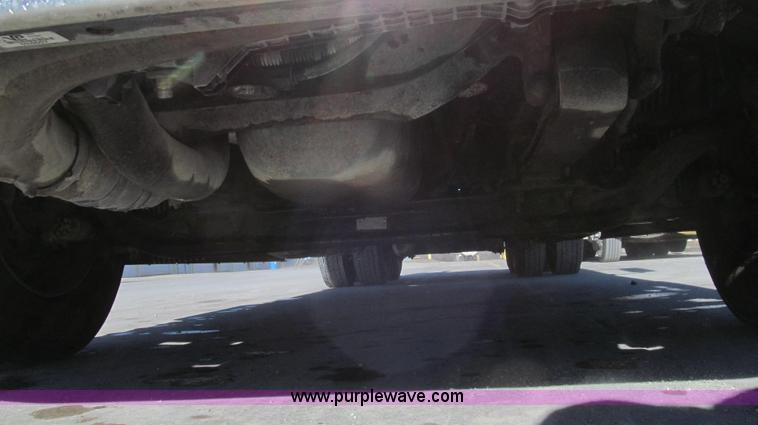 image for item G2184 2003 Volvo VNL semi truck