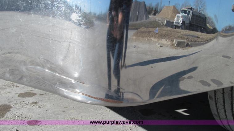 image for item G2184 2003 Volvo VNL semi truck