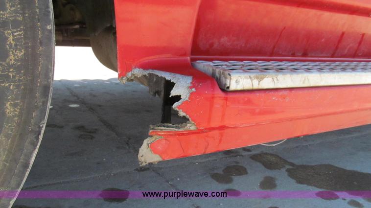 image for item G2184 2003 Volvo VNL semi truck