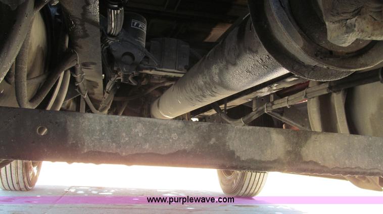 image for item G2184 2003 Volvo VNL semi truck