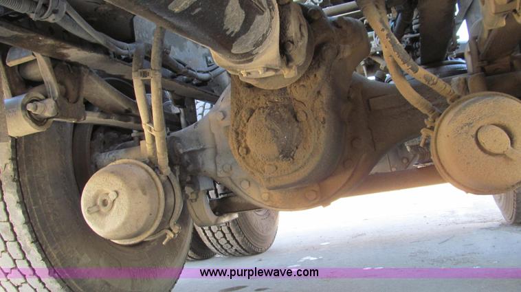 image for item G2184 2003 Volvo VNL semi truck