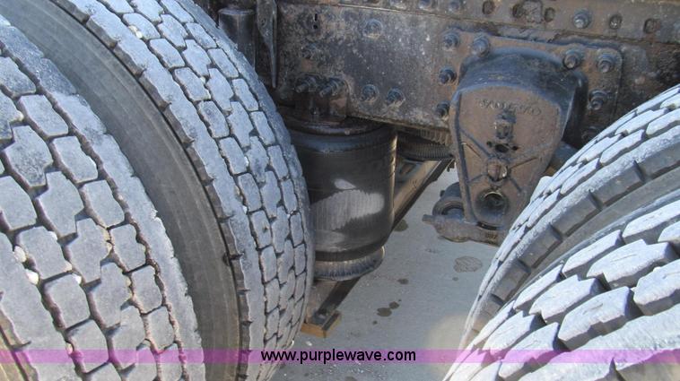 image for item G2184 2003 Volvo VNL semi truck