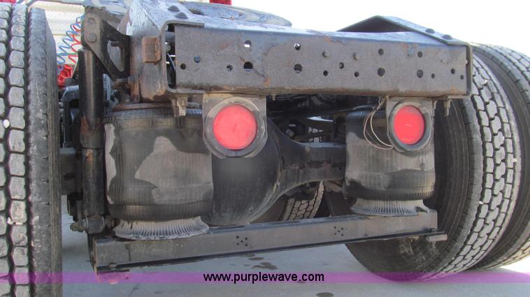 image for item G2184 2003 Volvo VNL semi truck