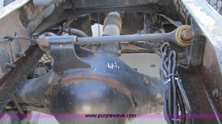 image for item G2184 2003 Volvo VNL semi truck