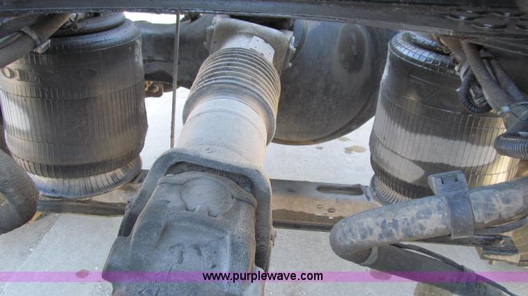 image for item G2184 2003 Volvo VNL semi truck