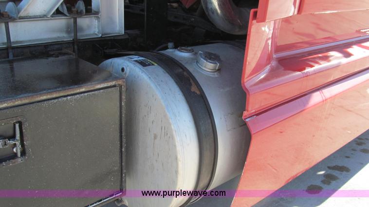 image for item G2184 2003 Volvo VNL semi truck