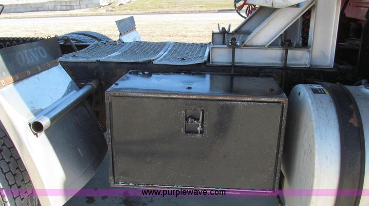 image for item G2184 2003 Volvo VNL semi truck