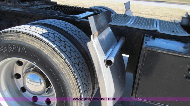 image for item G2184 2003 Volvo VNL semi truck