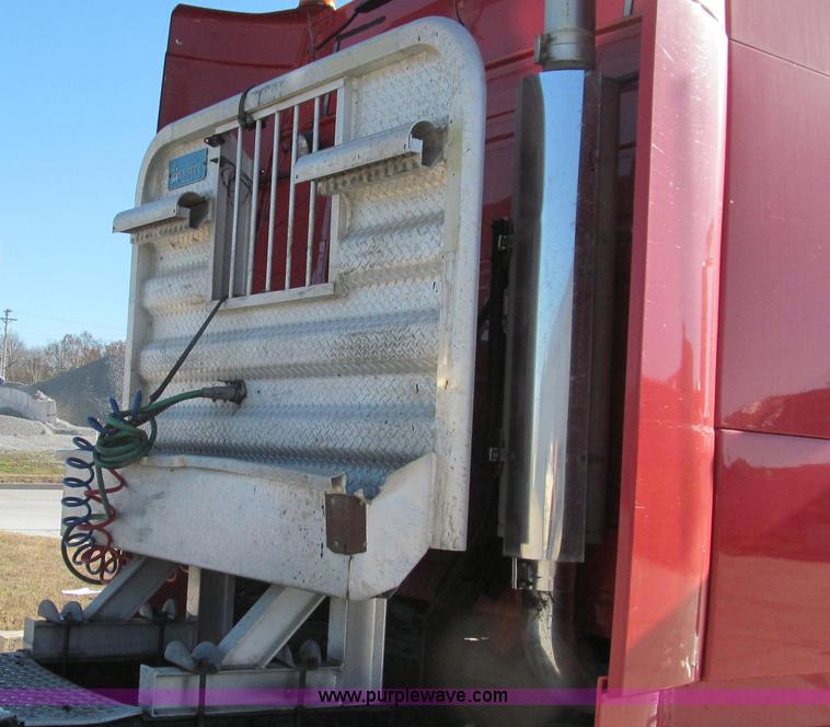 image for item G2184 2003 Volvo VNL semi truck