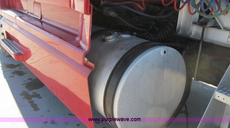 image for item G2184 2003 Volvo VNL semi truck