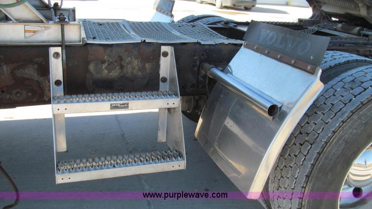 image for item G2184 2003 Volvo VNL semi truck