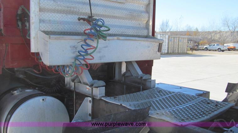 image for item G2184 2003 Volvo VNL semi truck