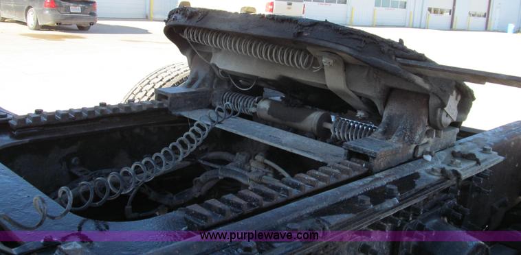 image for item G2184 2003 Volvo VNL semi truck