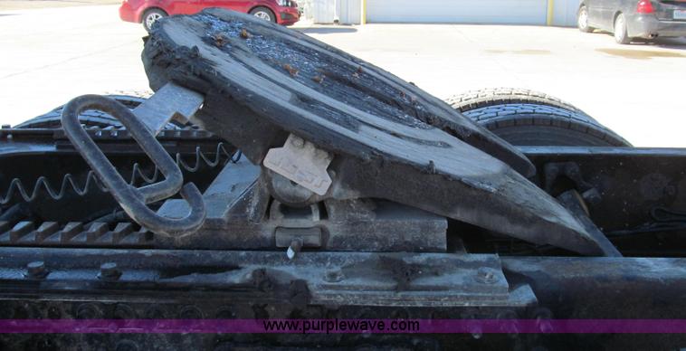 image for item G2184 2003 Volvo VNL semi truck