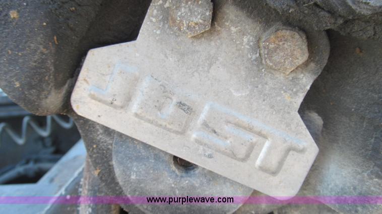 image for item G2184 2003 Volvo VNL semi truck