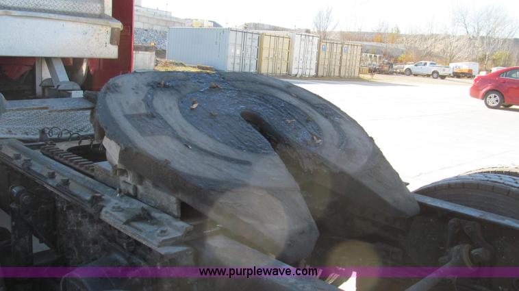 image for item G2184 2003 Volvo VNL semi truck