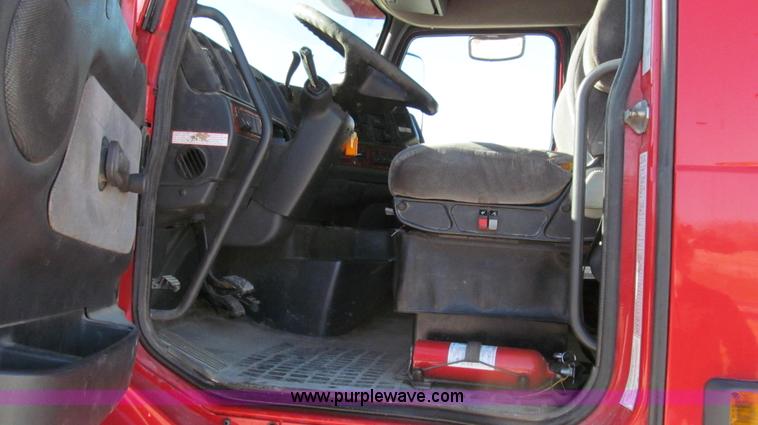 image for item G2184 2003 Volvo VNL semi truck