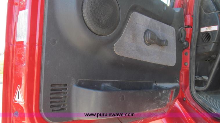 image for item G2184 2003 Volvo VNL semi truck