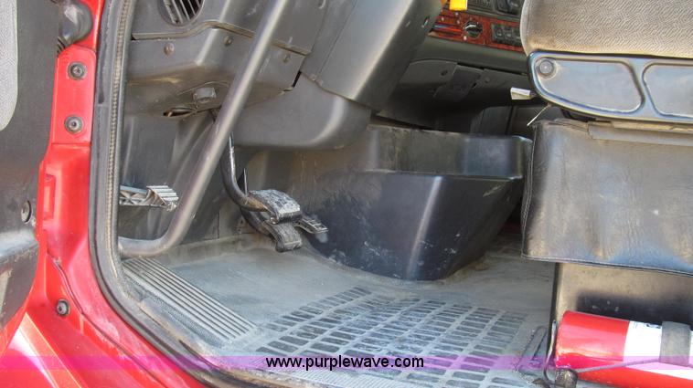 image for item G2184 2003 Volvo VNL semi truck