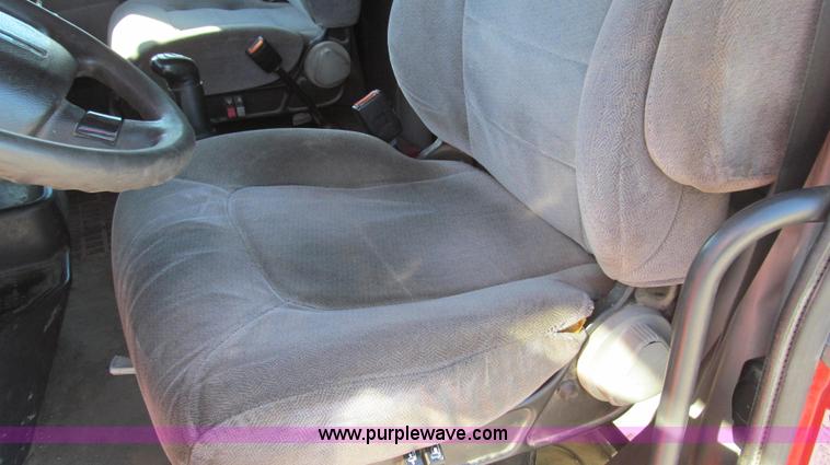 image for item G2184 2003 Volvo VNL semi truck