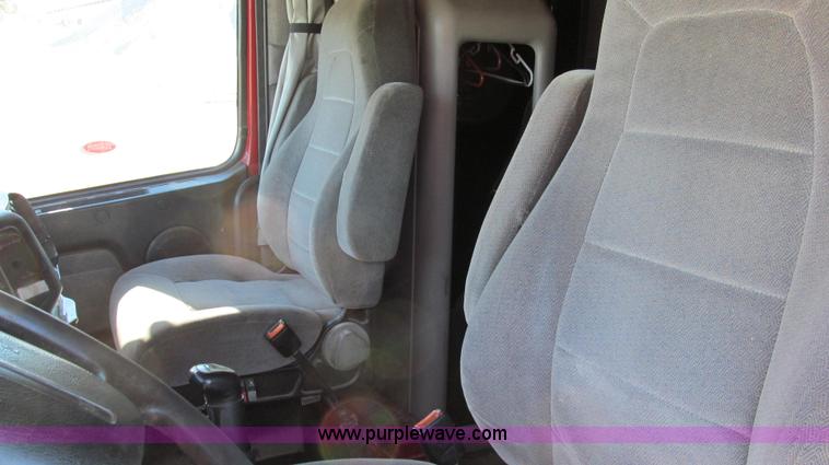 image for item G2184 2003 Volvo VNL semi truck