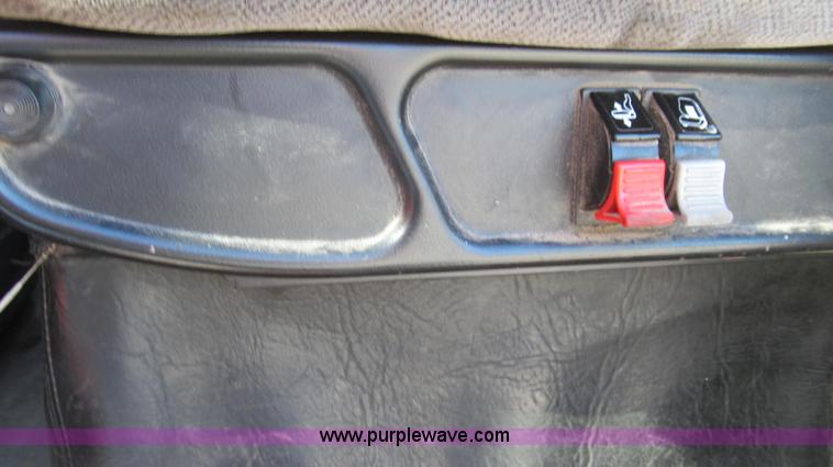 image for item G2184 2003 Volvo VNL semi truck