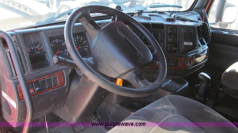 image for item G2184 2003 Volvo VNL semi truck