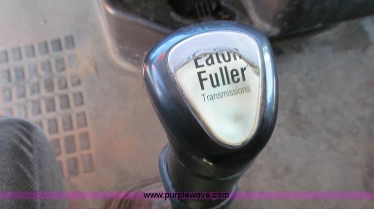 image for item G2184 2003 Volvo VNL semi truck