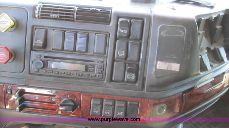 image for item G2184 2003 Volvo VNL semi truck