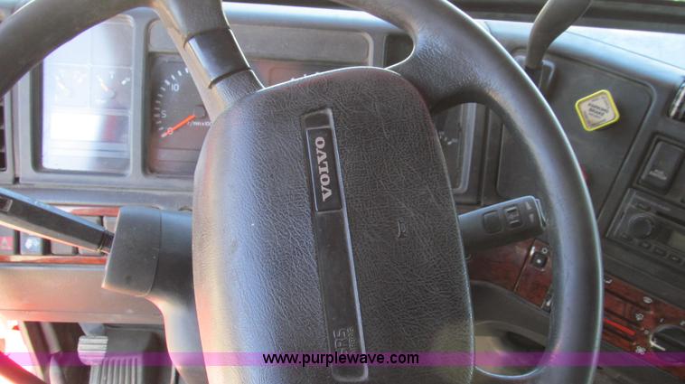 image for item G2184 2003 Volvo VNL semi truck