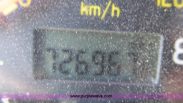 image for item G2184 2003 Volvo VNL semi truck