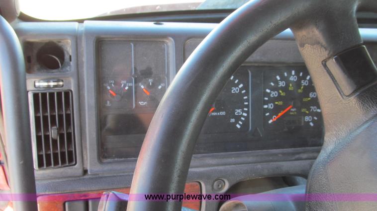 image for item G2184 2003 Volvo VNL semi truck