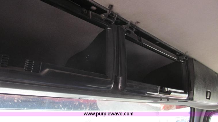 image for item G2184 2003 Volvo VNL semi truck