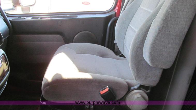 image for item G2184 2003 Volvo VNL semi truck