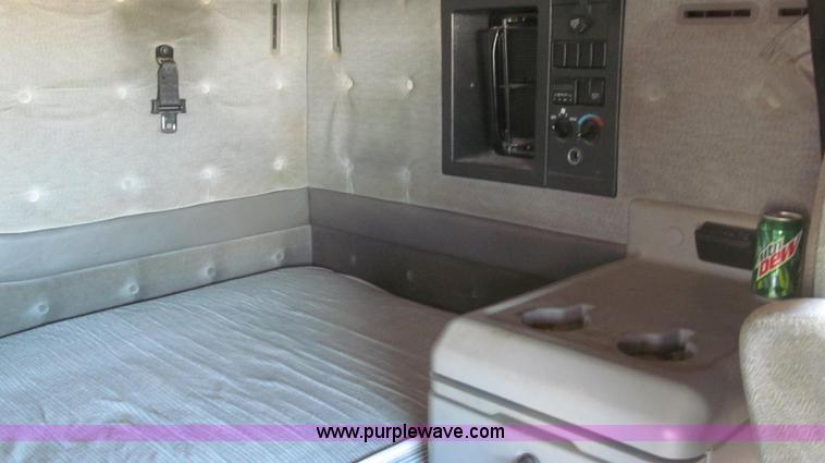 image for item G2184 2003 Volvo VNL semi truck