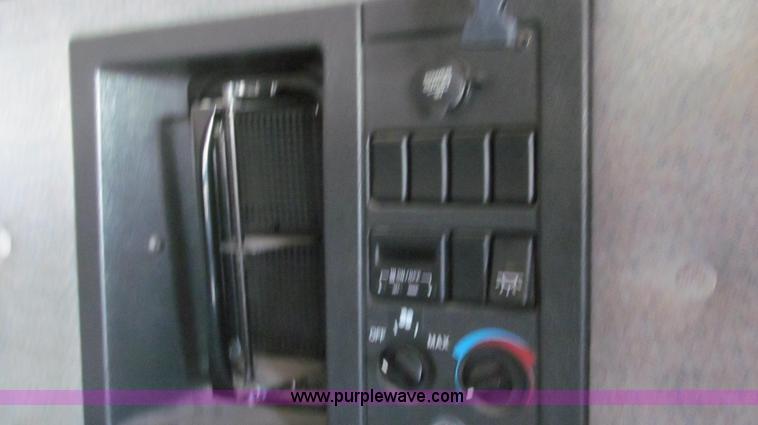 image for item G2184 2003 Volvo VNL semi truck