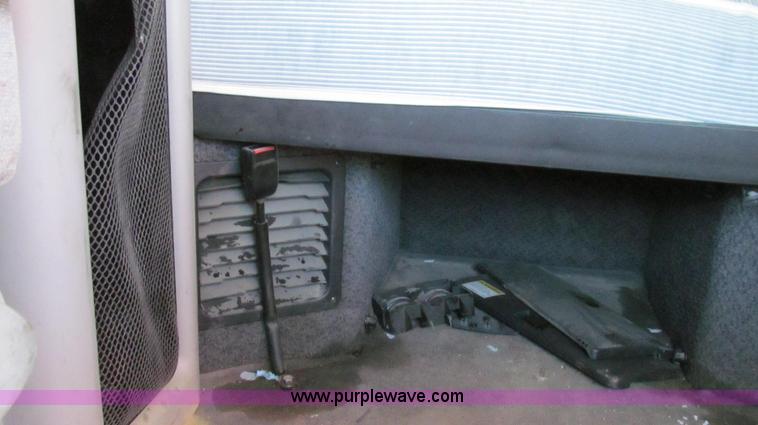 image for item G2184 2003 Volvo VNL semi truck