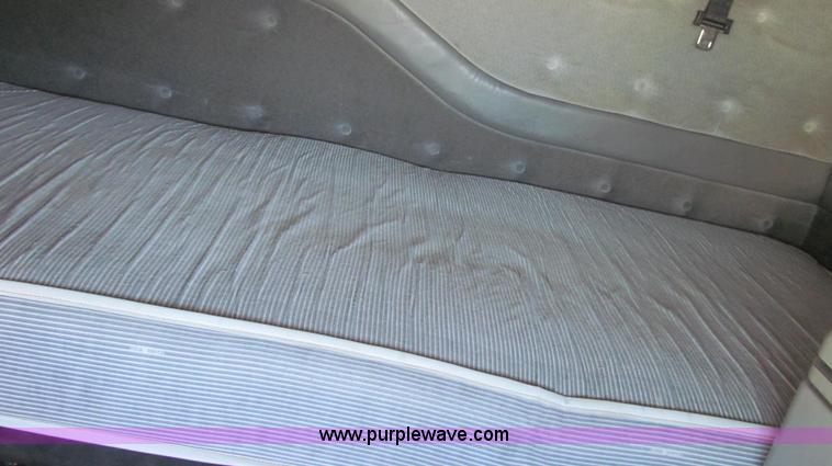 image for item G2184 2003 Volvo VNL semi truck