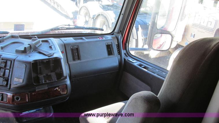 image for item G2184 2003 Volvo VNL semi truck