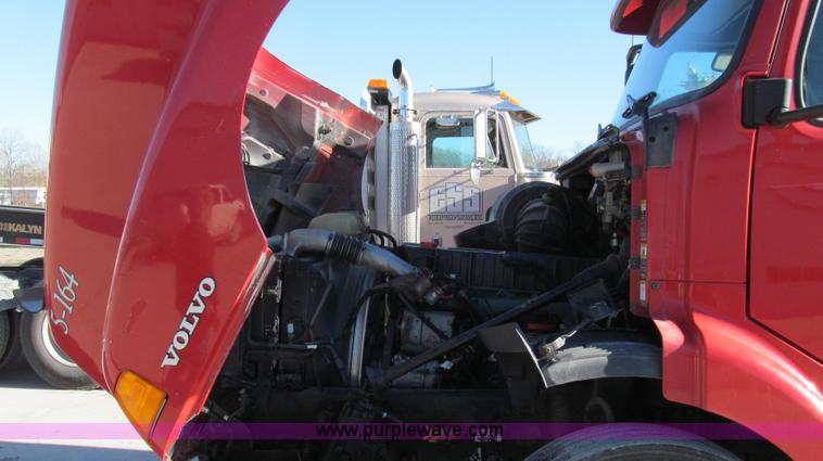 image for item G2184 2003 Volvo VNL semi truck