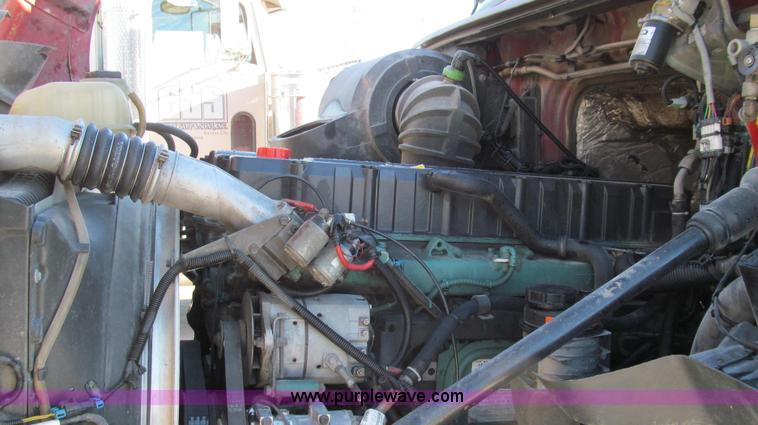 image for item G2184 2003 Volvo VNL semi truck