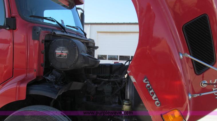 image for item G2184 2003 Volvo VNL semi truck