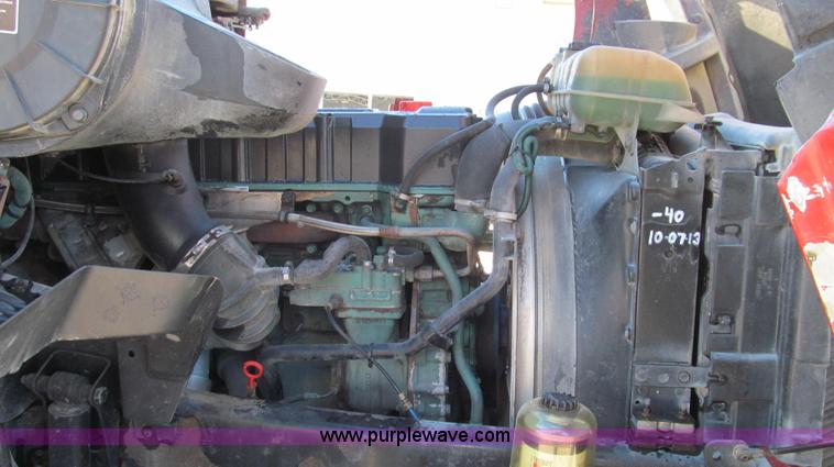 image for item G2184 2003 Volvo VNL semi truck